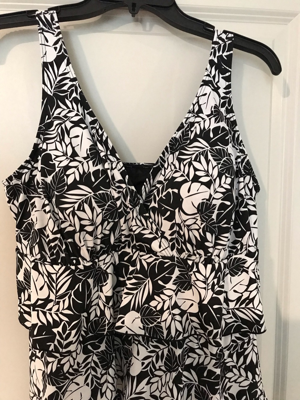 NWOT-Black & White Swim Suit Top